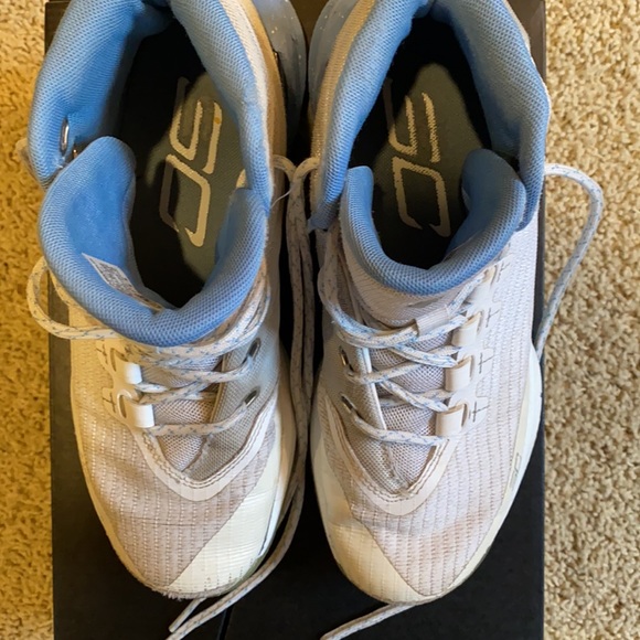 Steph Curry (SC) UNDERARMOUR youth size 5 basketball sneakers. - Picture 7 of 10